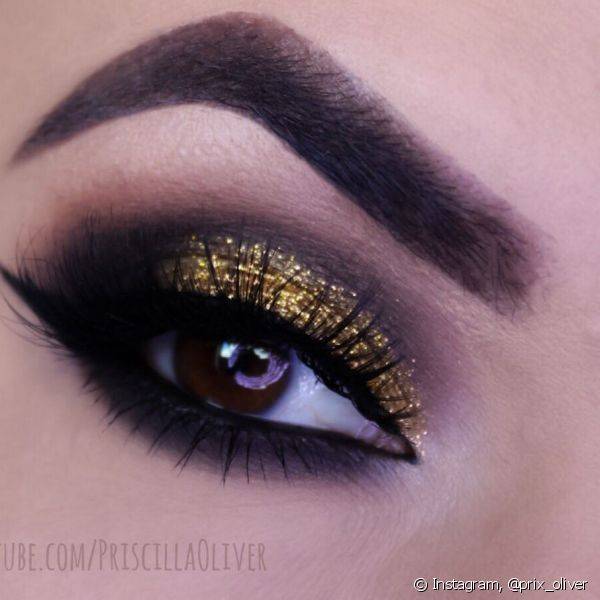 Que tal um olho dourado com esfumado preto? Aposte nessa ideia para um visual poderoso! (Foto: Instagram @prix_oliver)